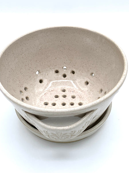 Berry bowl in Spiced Cream glaze