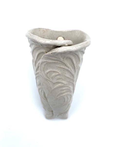 Wall pocket in Spiced Cream glaze