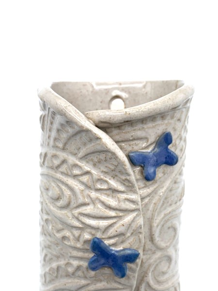 Wall pocket in cream with blue butterflies
